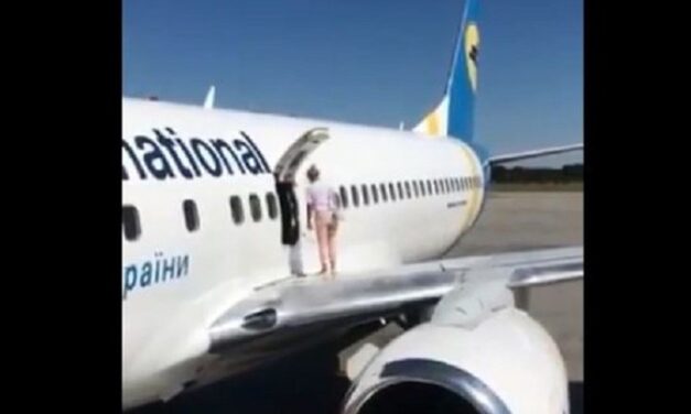 Ουκρανία: Άνοιξε την έξοδο κινδύνου του αεροπλάνου και έκανε βόλτες στο φτερό! (video)