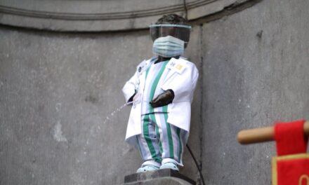 Βέλγιο: Το άγαλμα Manneken Pis ντύθηκε.. γιατρός για να τιμήσει το νοσηλευτικό προσωπικό