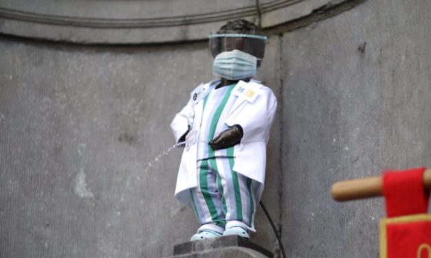 Βέλγιο: Το άγαλμα Manneken Pis ντύθηκε.. γιατρός για να τιμήσει το νοσηλευτικό προσωπικό