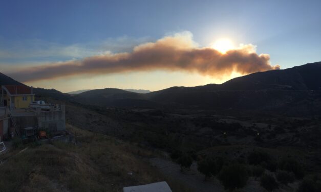 Για πέμπτη ημέρα καίγεται ο ΧΥΤΥ Κεφαλονιάς – Τοξικό νέφος έχει καλύψει το νησί