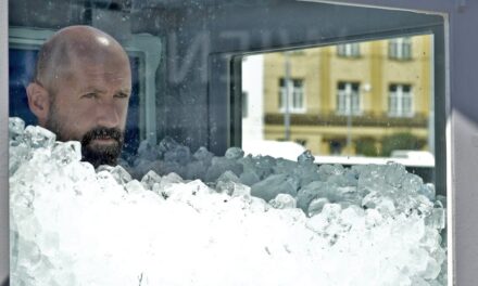 Αυστρία: Έμεινε μέσα σε 200 κιλά πάγου για 2,5 ώρες φορώντας μόνο το μαγιό του