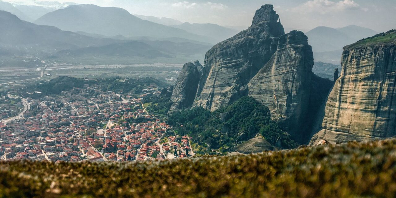Μετέωρα: Περιήγηση με φόντο τους ιερούς βράχους