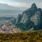 Μετέωρα: Περιήγηση με φόντο τους ιερούς βράχους