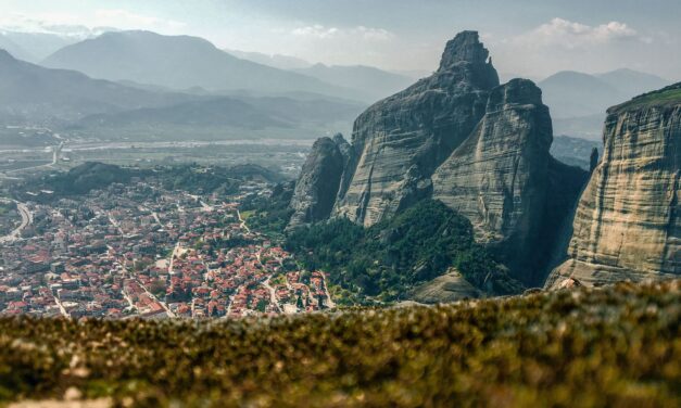 Μετέωρα: Περιήγηση με φόντο τους ιερούς βράχους