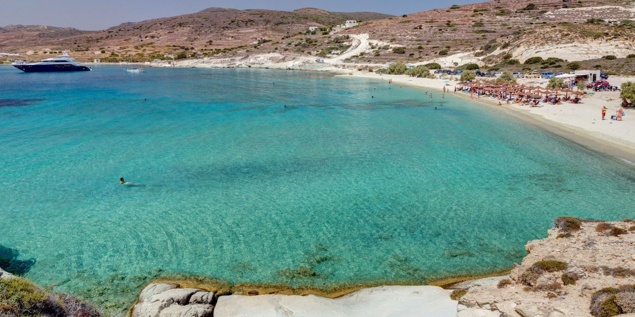 Τα Πράσσα Κιμώλου στις παραλίες που προτείνει το Conde Nast Traveller