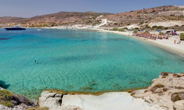 Τα Πράσσα Κιμώλου στις παραλίες που προτείνει το Conde Nast Traveller