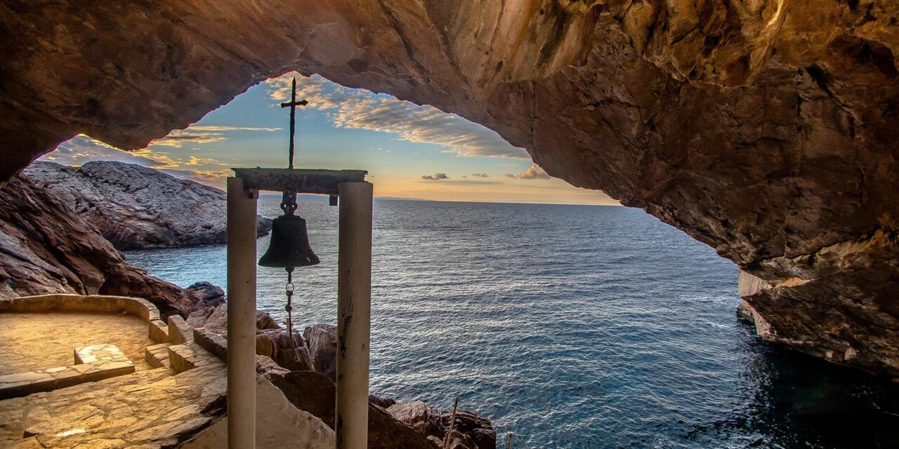 Το παράξενο εκκλησάκι που εντυπωσιάζει – Κυριολεκτικά χτισμένο μέσα στα βράχια