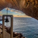 Το παράξενο εκκλησάκι που εντυπωσιάζει – Κυριολεκτικά χτισμένο μέσα στα βράχια