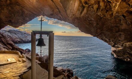 Το παράξενο εκκλησάκι που εντυπωσιάζει – Κυριολεκτικά χτισμένο μέσα στα βράχια