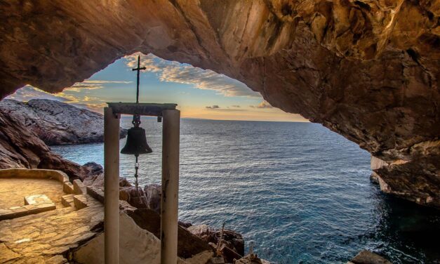 Το παράξενο εκκλησάκι που εντυπωσιάζει – Κυριολεκτικά χτισμένο μέσα στα βράχια