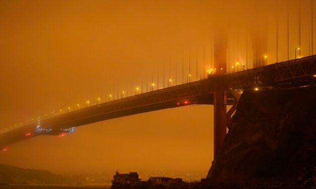 ΗΠΑ: Στις φλόγες η Δυτική Ακτή – Πορτοκαλί «ομίχλη» κάλυψε τον ουρανό