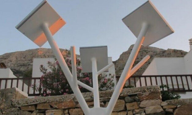 Σίφνος: Φορτίζουν κινητά και τάμπλετ από ηλιακό δέντρο στο λιμάνι