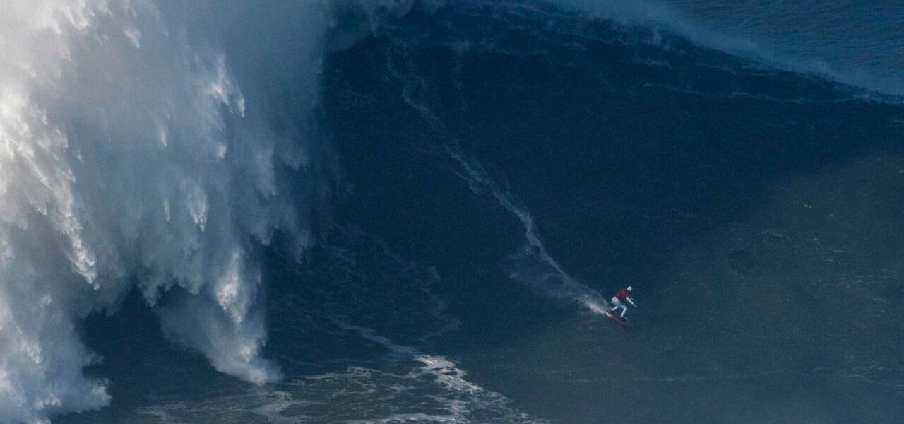 Πορτογαλία: Γυναίκα σέρφερ «δάμασε» τεράστιο κύμα ύψους 22,4 μέτρων! (video)