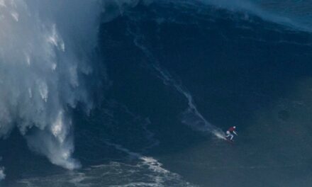 Πορτογαλία: Γυναίκα σέρφερ «δάμασε» τεράστιο κύμα ύψους 22,4 μέτρων! (video)