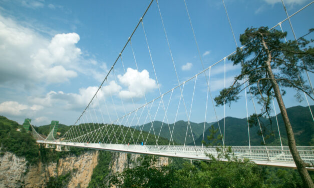 Κίνα: Παραδόθηκε η μεγαλύτερη γυάλινη γέφυρα στον κόσμο