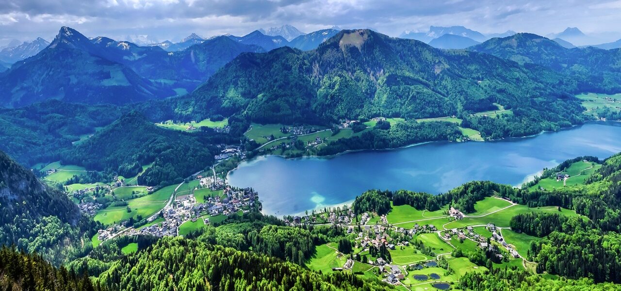 Βόλτα… στην Αυστρία: Πετώντας πάνω από τη λίμνη Fuschl και τα Αλπικά λιβάδια (video)