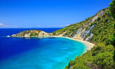 Ιθάκη: Κολυμπώντας στο καταγάλανο Γιδάκι