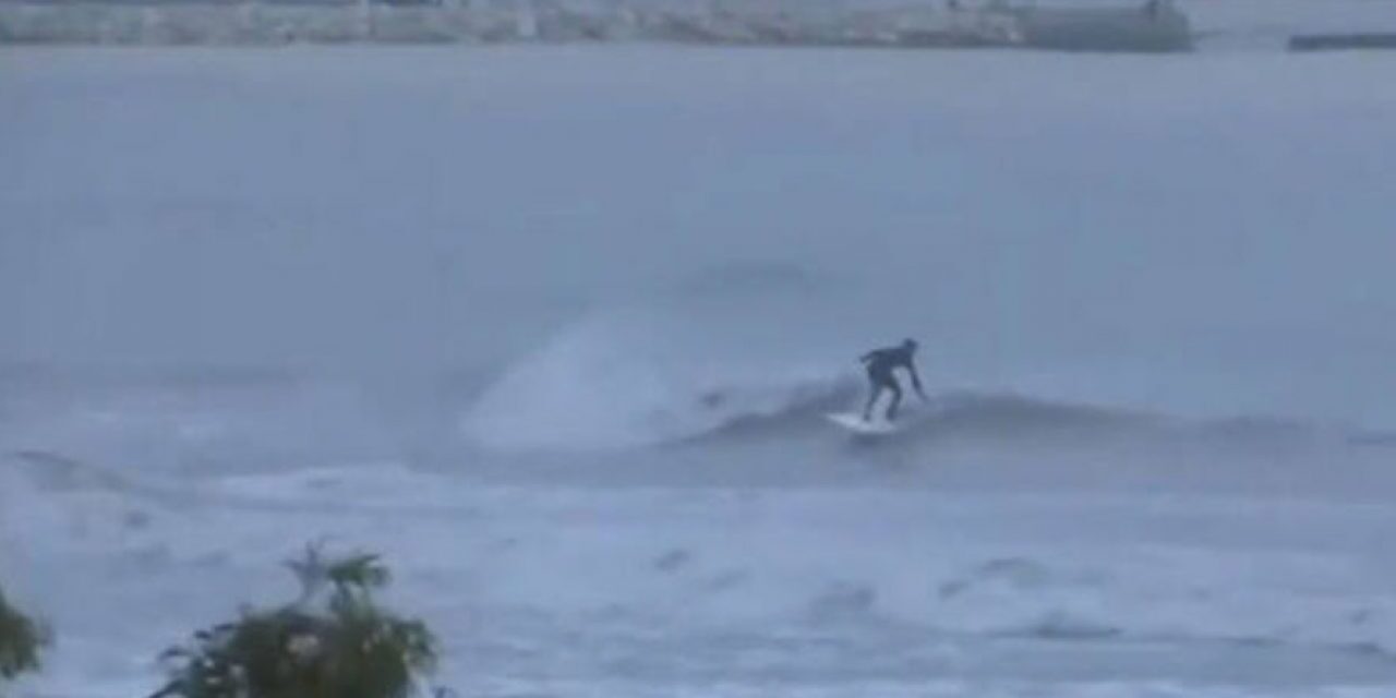 Απίστευτο περιστατικό στη Λευκάδα:  Κάνουν σερφ εν μέσω κακοκαιρίας