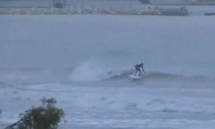 Απίστευτο περιστατικό στη Λευκάδα:  Κάνουν σερφ εν μέσω κακοκαιρίας