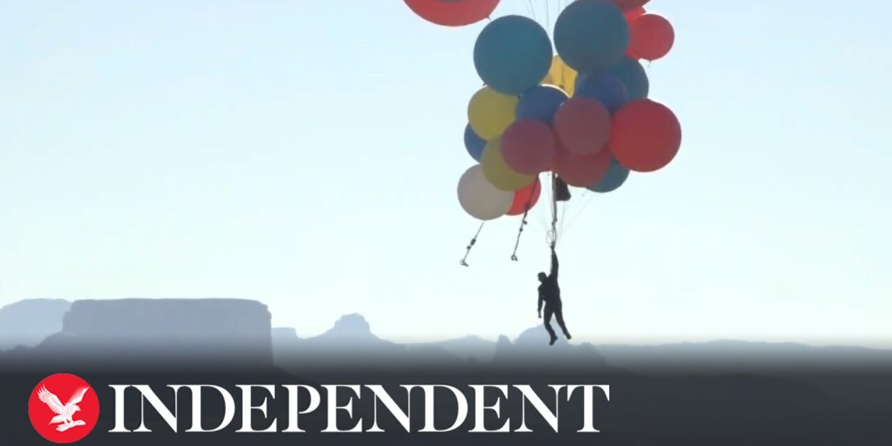 Πέταξε πάνω από την έρημο της Αριζόνα, κρατώντας 50 μπαλόνια με ήλιο (video)