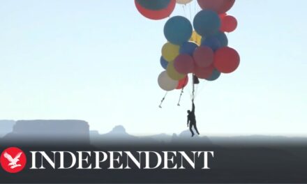 Πέταξε πάνω από την έρημο της Αριζόνα, κρατώντας 50 μπαλόνια με ήλιο (video)