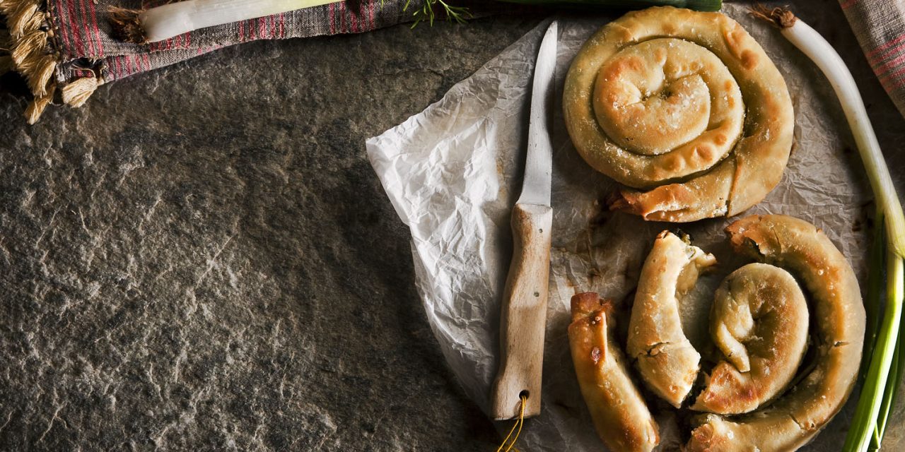 Σαρικόπιτα: Το παραδοσιακό γλύκισμα που μας ταξιδεύει στην Κρήτη – Δείτε τη συνταγή