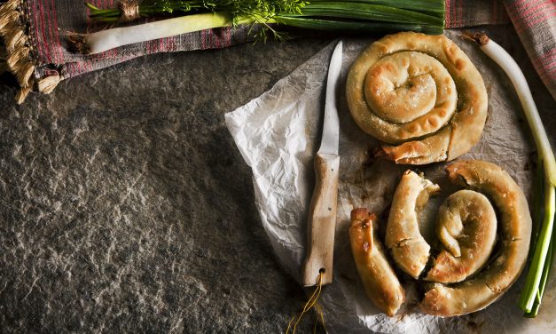 Σαρικόπιτα: Το παραδοσιακό γλύκισμα που μας ταξιδεύει στην Κρήτη – Δείτε τη συνταγή