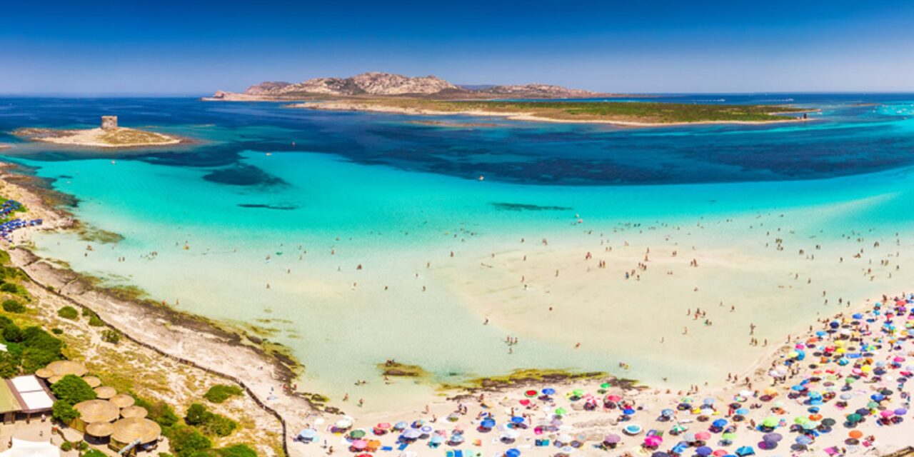 Σαρδηνία: προσπάθησε να πάρει μαζί του τη διάσημη λευκή άμμο και το πλήρωσε ακριβά