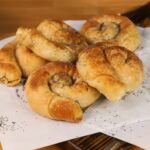 Συνταγή για στριφτή τυρόπιτα και φύγαμε για… Σκόπελο