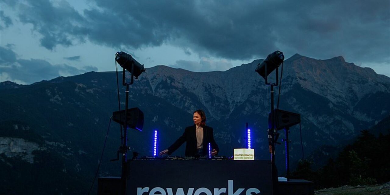 Μαγικές εικόνες: Η Nina Kraviz παίζει μουσική ολομόναχη με φόντο τον μυθικό Όλυμπο