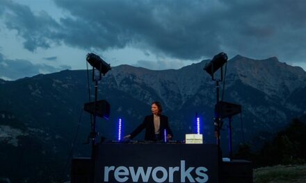 Μαγικές εικόνες: Η Nina Kraviz παίζει μουσική ολομόναχη με φόντο τον μυθικό Όλυμπο