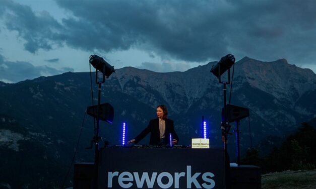 Μαγικές εικόνες: Η Nina Kraviz παίζει μουσική ολομόναχη με φόντο τον μυθικό Όλυμπο