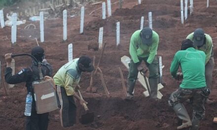 Όσοι δεν φορούν μάσκες θα σκάβουν τάφους για θύματα της πανδημίας – Δείτε που