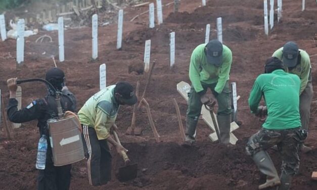 Όσοι δεν φορούν μάσκες θα σκάβουν τάφους για θύματα της πανδημίας – Δείτε που
