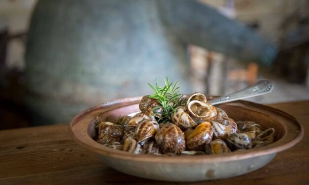 10 ελληνικά φαγητά που φαίνονται πολύ περίεργα στους ξένους