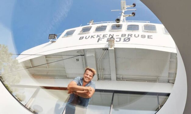 Δανός αρχιτέκτονας μετέτρεψε ένα πλοίο 450 τόνων σε πλωτή βίλα