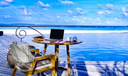 Workation: Συνδυάζοντας διακοπές με τηλεργασία – Η νέα μόδα που έφερε η πανδημία