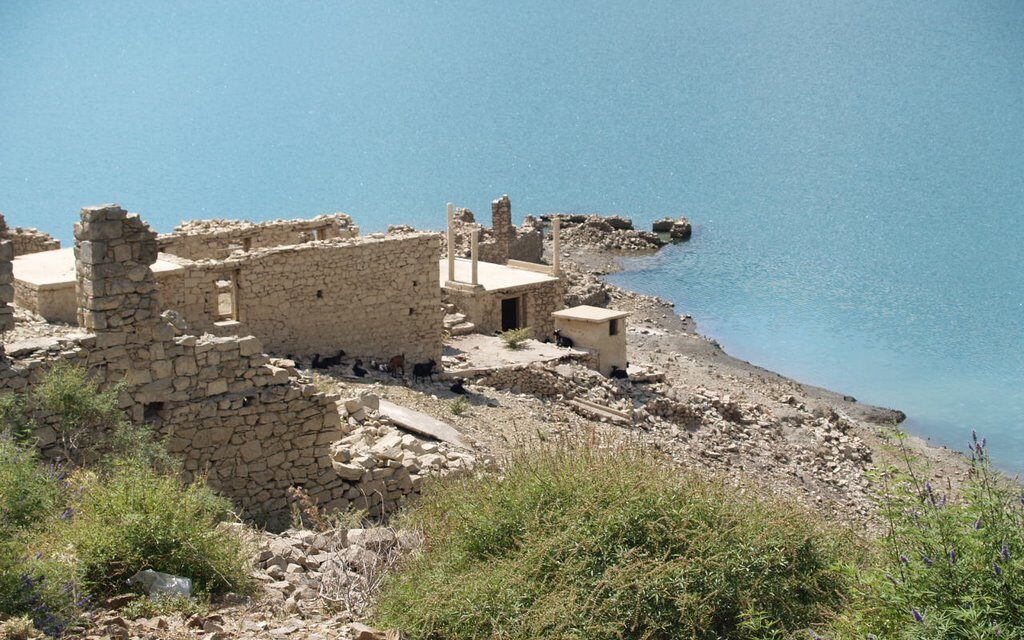 Το χωριό φάντασμα που αναπαύεται στην υδάτινη αγκαλιά του Μόρνου (video)