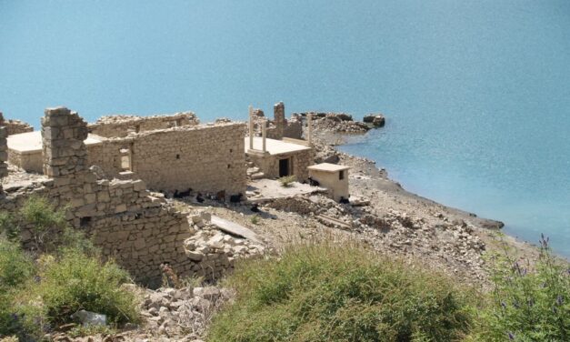 Το χωριό φάντασμα που αναπαύεται στην υδάτινη αγκαλιά του Μόρνου (video)