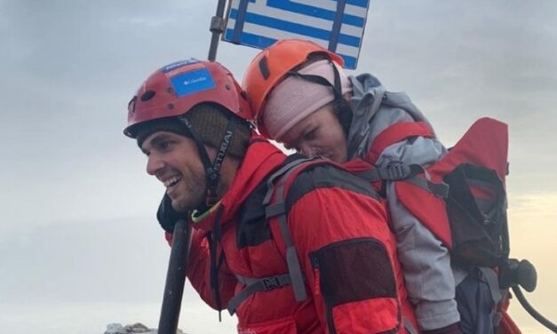 Ανέβηκε στην κορυφή του Ολύμπου κουβαλώντας στην πλάτη του 22χρονη με κινητικά προβλήματα