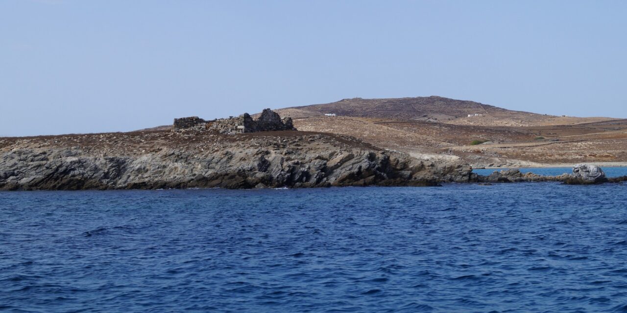 Ρήνεια: Το άγνωστο νησί των Κυκλάδων που λειτούργησε και ως χώρος καραντίνας