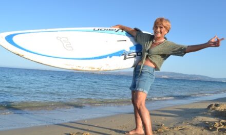 Η γηραιότερη σέρφερ στον κόσμο είναι… Ελληνίδα