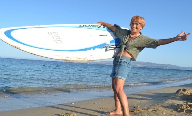 Η γηραιότερη σέρφερ στον κόσμο είναι… Ελληνίδα