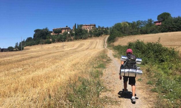 Ένας 10χρονος συγκινεί: Περπάτησε από την Ιταλία ως την Αγγλία… για να αγκαλιάσει τη γιαγιά του