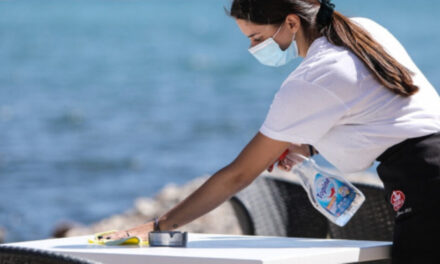 Θεοχάρης: Οι εργαζόμενοι στον τουρισμό θα εμβολιαστούν αμέσως μετά τις ευπαθείς ομάδες