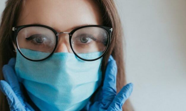 Πώς να φοράτε μάσκα προσώπου χωρίς να θολώνετε τα γυαλιά σας