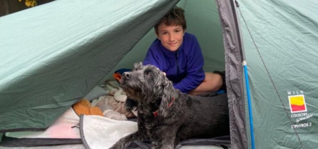 Βρετανία: 10χρονος κοιμάται εδώ και 7 μήνες σε σκηνή για καλό σκοπό