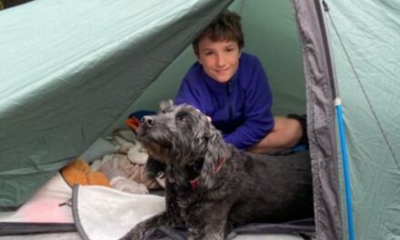 Βρετανία: 10χρονος κοιμάται εδώ και 7 μήνες σε σκηνή για καλό σκοπό