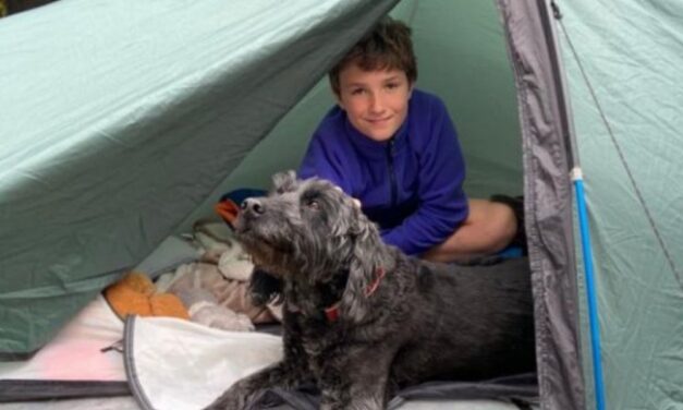 Βρετανία: 10χρονος κοιμάται εδώ και 7 μήνες σε σκηνή για καλό σκοπό