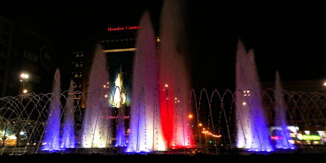 Στα χρώματα της γαλλικής σημαίας το συντριβάνι στην Ομόνοια